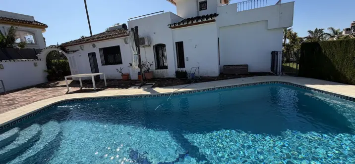 Sale of detached villa in Estepona 1