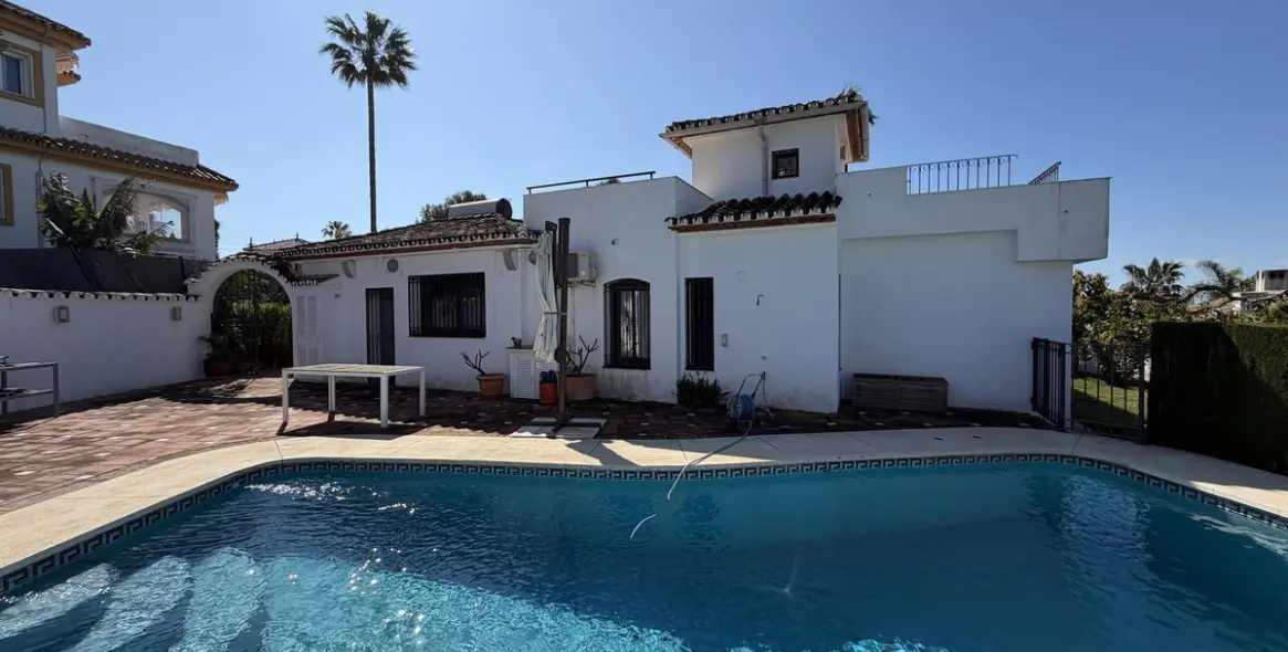 Продажа  отдельно стоящей виллы в Estepona 9