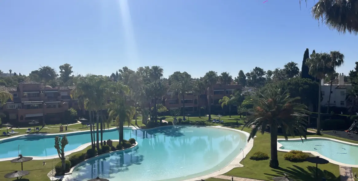 Sale of middle floor apartment in Estepona 4