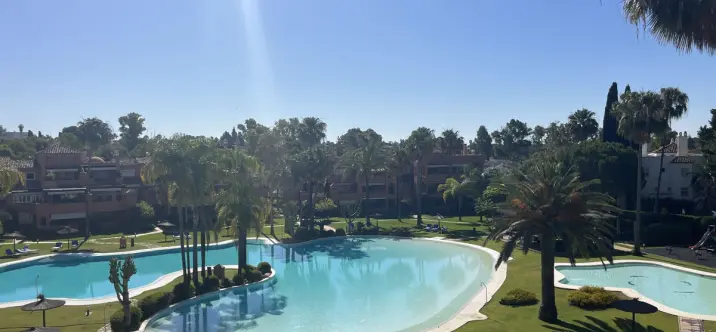 Sale of middle floor apartment in Estepona 3