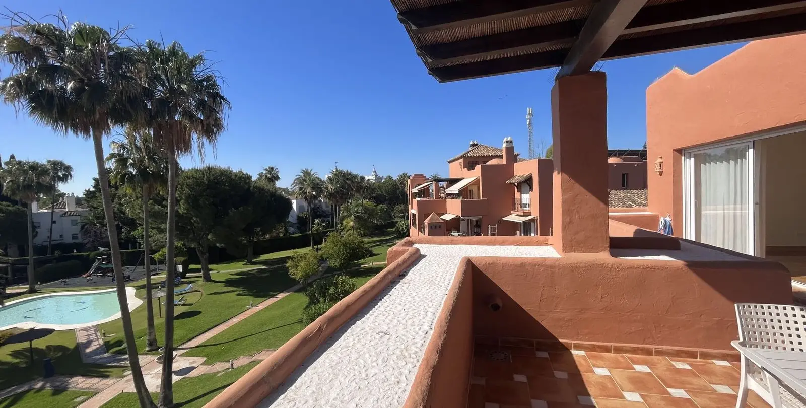 Продажа апартаментов на среднем этаже в Estepona 1