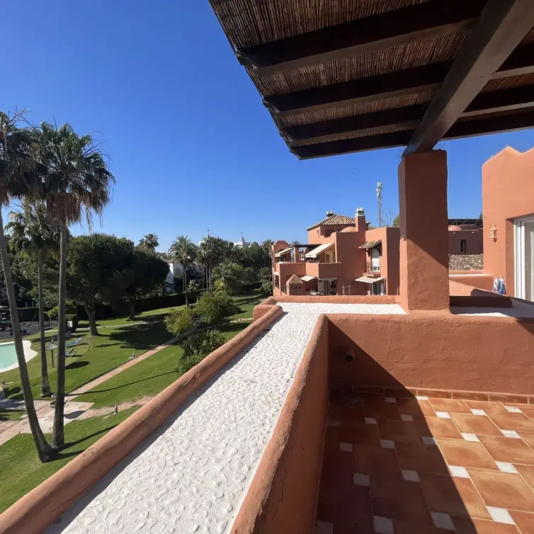 Продажа апартаментов на среднем этаже в Estepona