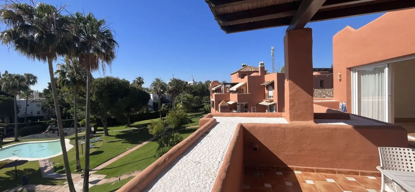 Продажа апартаментов на среднем этаже в Estepona 0