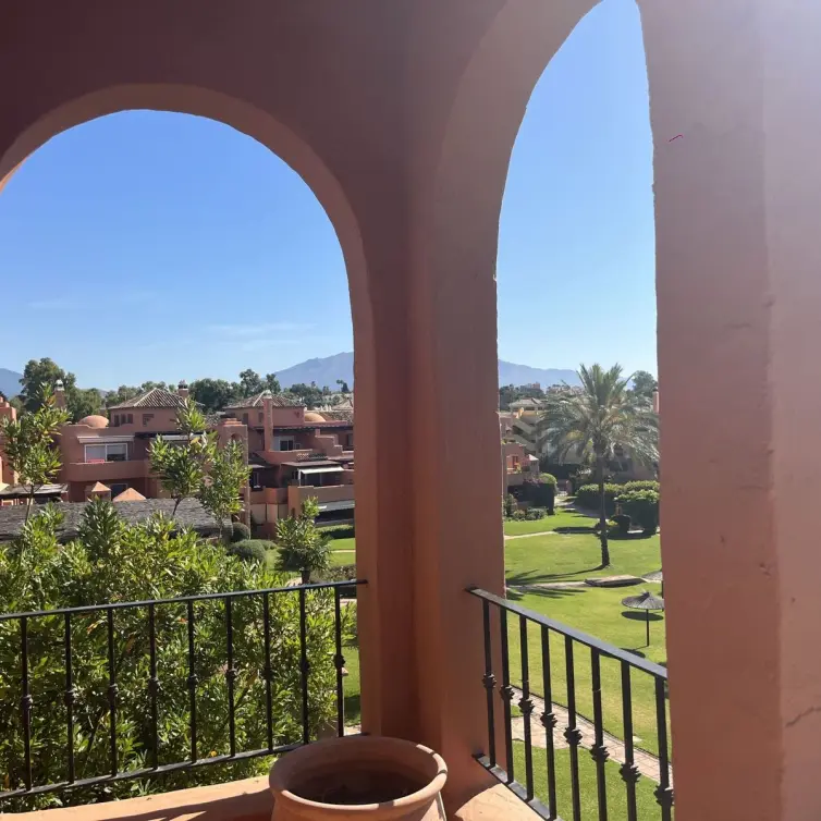 Продажа апартаментов на среднем этаже в Estepona