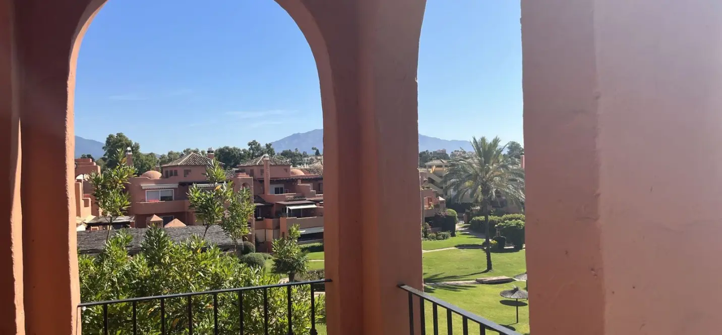 Продажа апартаментов на среднем этаже в Estepona 1