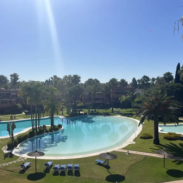 Продажа апартаментов на среднем этаже в Estepona