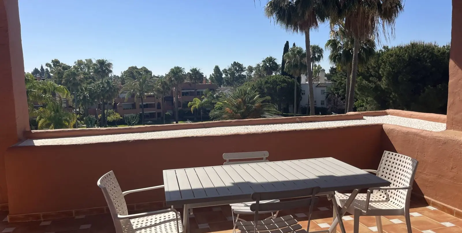 Продажа апартаментов на среднем этаже в Estepona 5