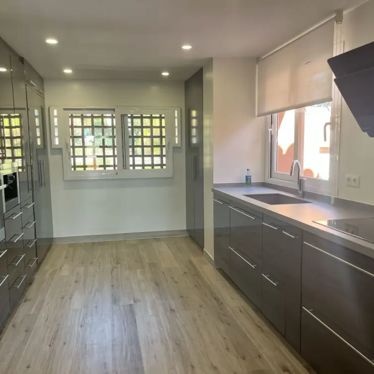 Продажа апартаментов на среднем этаже в Estepona