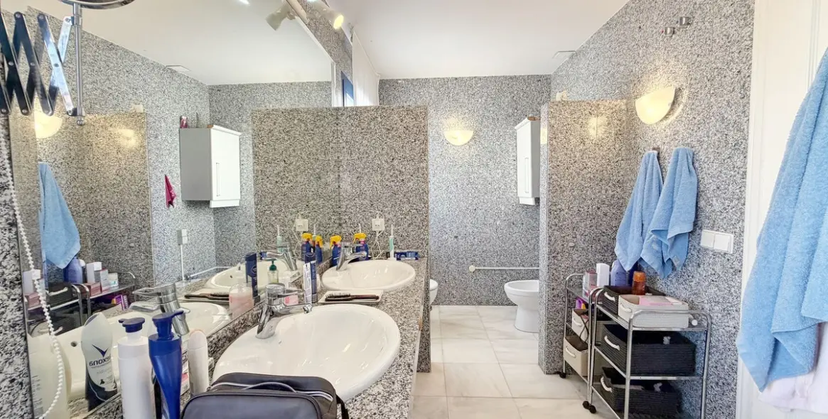 Sale of middle floor apartment in Marbella 16