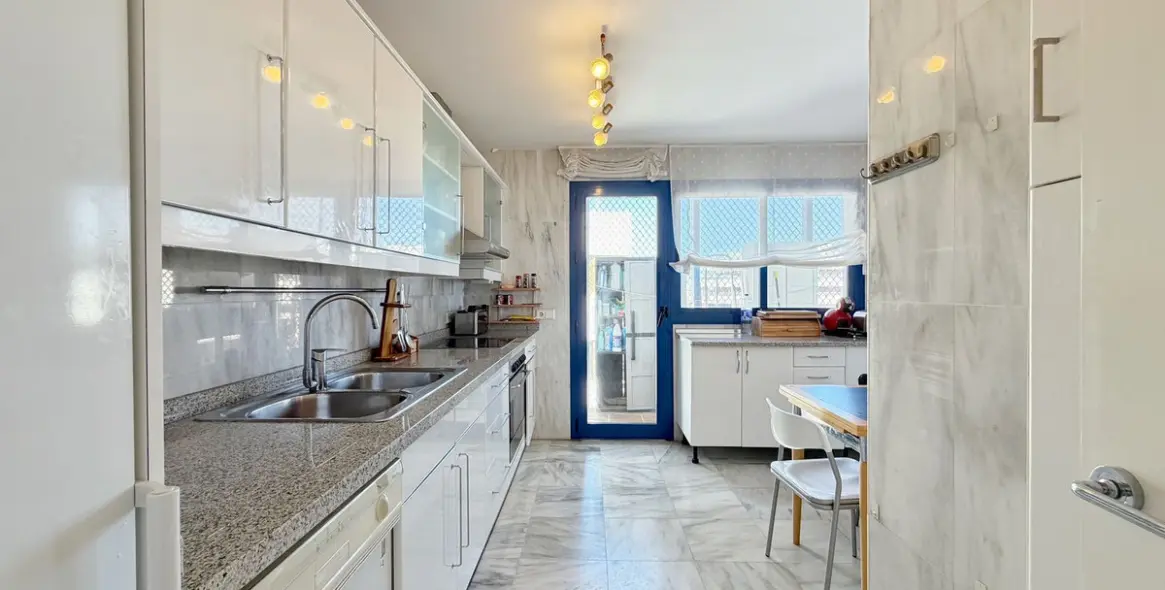 Sale of middle floor apartment in Marbella 18