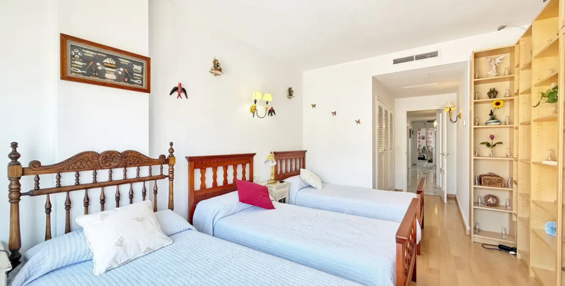 Sale of middle floor apartment in Marbella 32