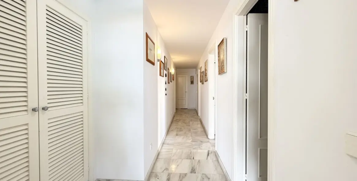 Sale of middle floor apartment in Marbella 61