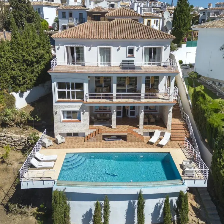 Продажа  отдельно стоящей виллы в Mijas