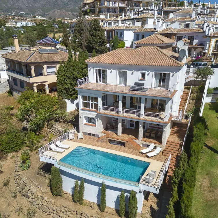 Продажа  отдельно стоящей виллы в Mijas