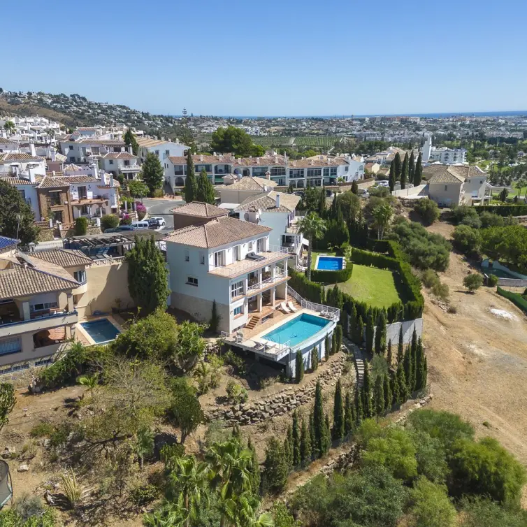 Продажа  отдельно стоящей виллы в Mijas