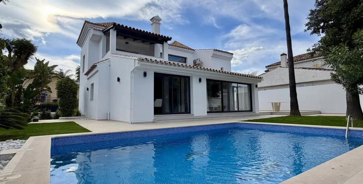 Alquiler a largo plazo de villa independiente en Puerto Banús 1