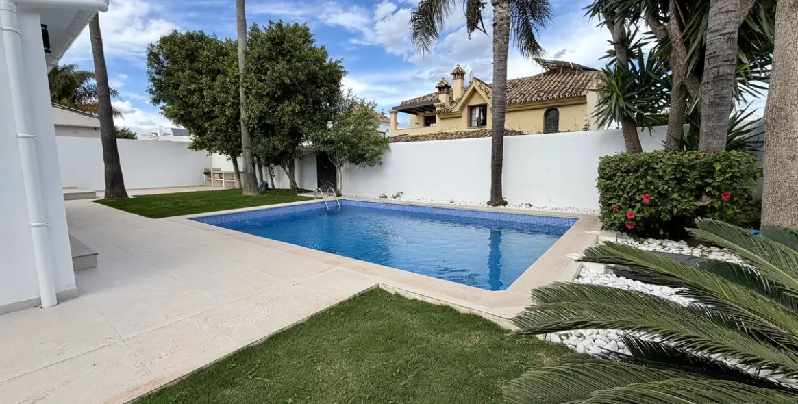 Alquiler a largo plazo de villa independiente en Puerto Banús 2