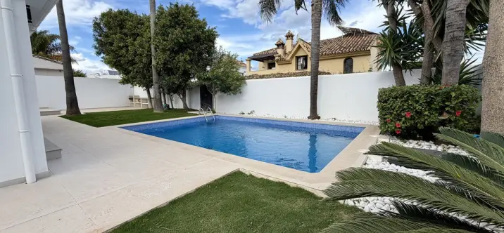 Long-term rent of detached villa in Puerto Banús 1