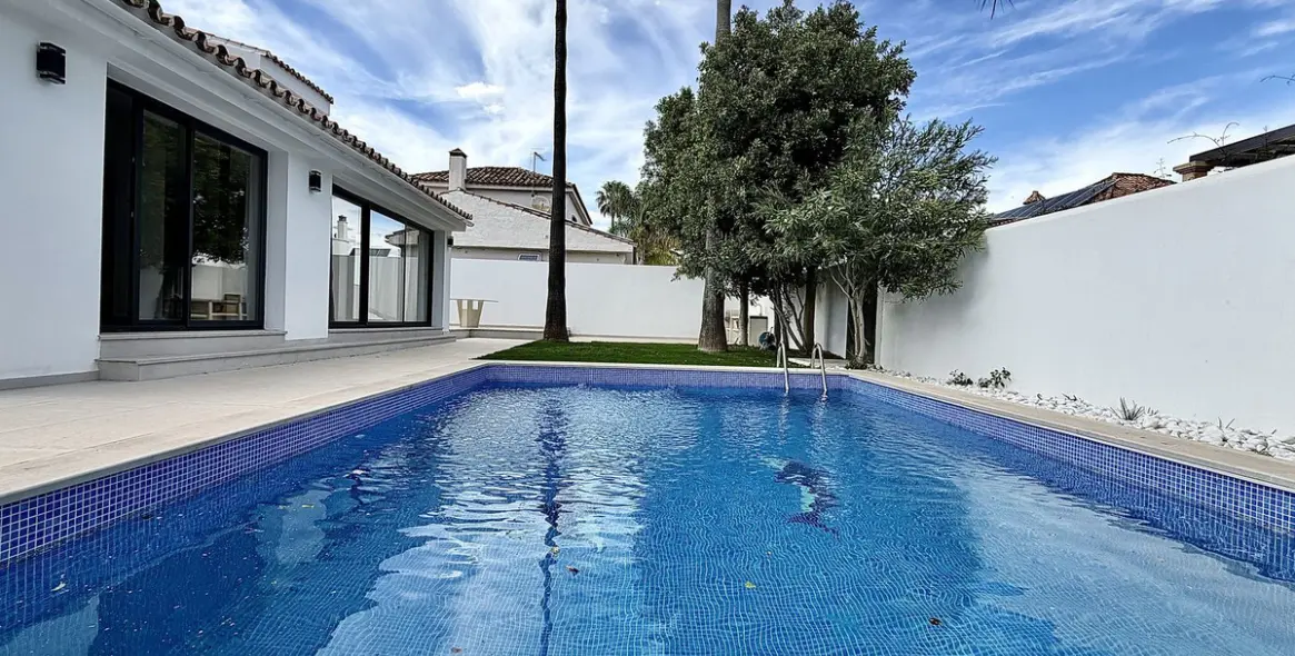 Alquiler a largo plazo de villa independiente en Puerto Banús 3