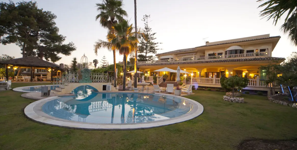 Venta de villa independiente en Nueva Andalucía 1