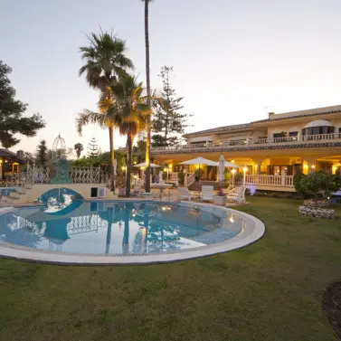 Venta de villa independiente en Nueva Andalucía