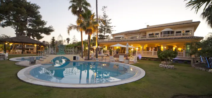 Venta de villa independiente en Nueva Andalucía 0