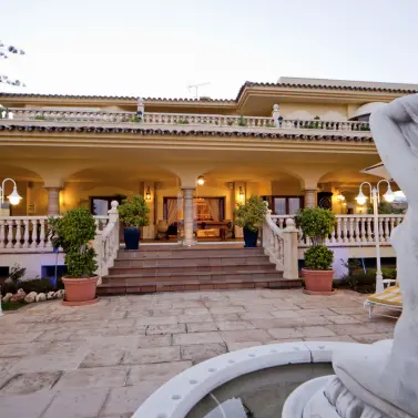 Venta de villa independiente en Nueva Andalucía