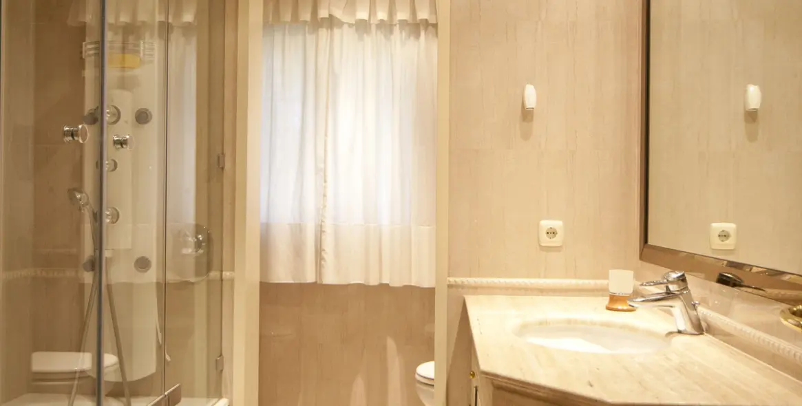 Venta de villa independiente en Nueva Andalucía 28