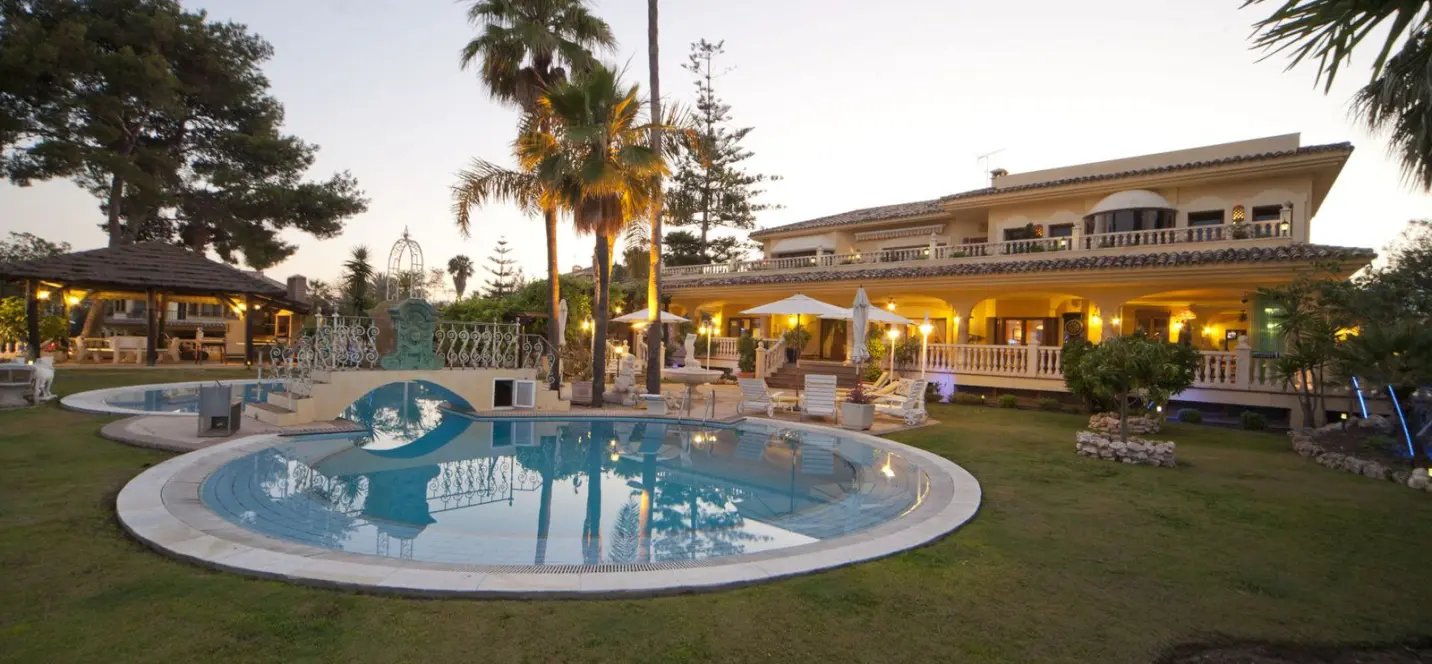 Sale of detached villa in Nueva Andalucía 0