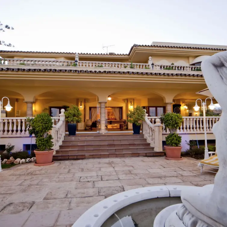 Sale of detached villa in Nueva Andalucía