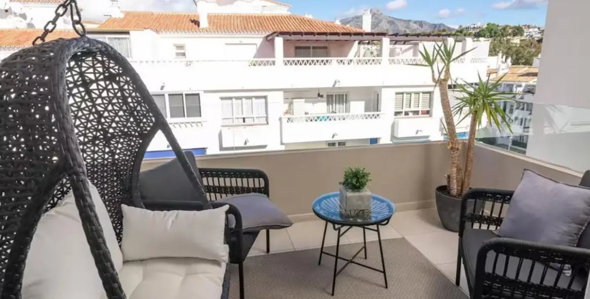 Alquiler a corto plazo de apartamento en planta media en Nueva Andalucía 1
