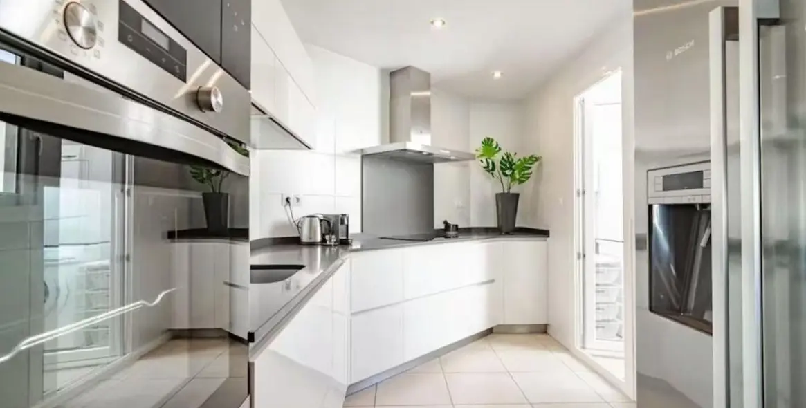 Alquiler a corto plazo de apartamento en planta media en Nueva Andalucía 13