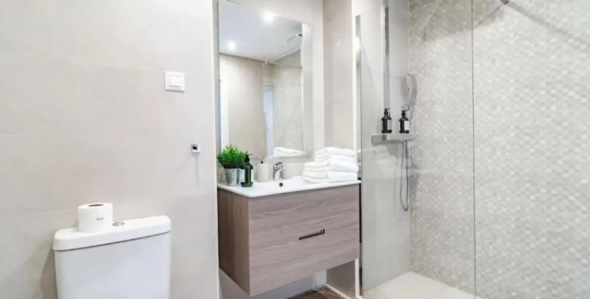 Alquiler a corto plazo de apartamento en planta media en Nueva Andalucía 15