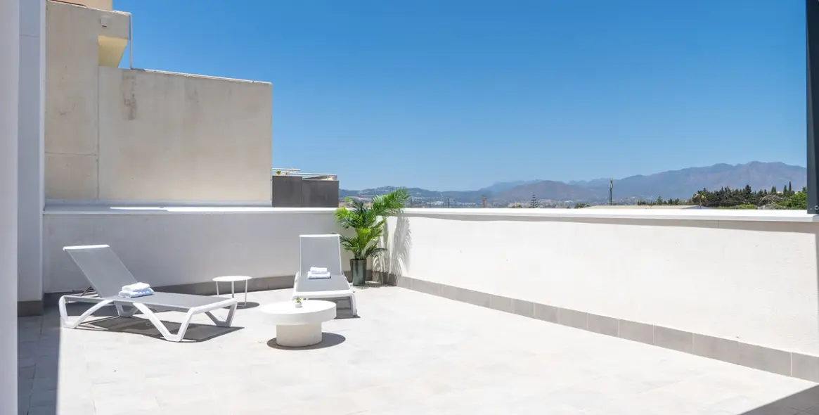 Long-term rent of penthouse in Las Lagunas 20