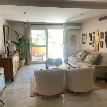 Venta de apartamento en planta media en The Golden Mile