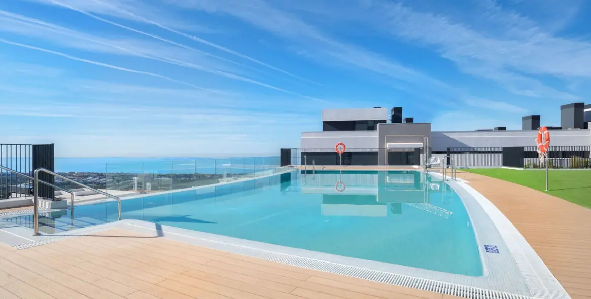 Venta de apartamento en planta media en Altos de los Monteros 1