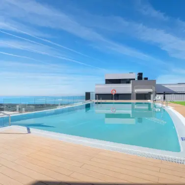 Venta de apartamento en planta media en Altos de los Monteros