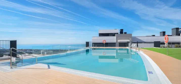 Venta de apartamento en planta media en Altos de los Monteros 0