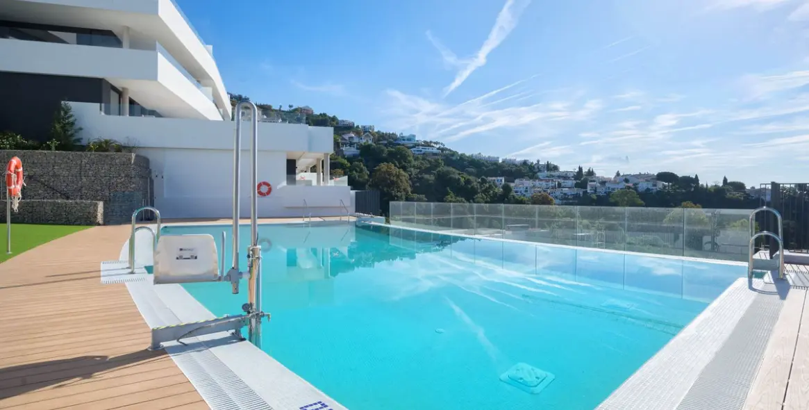 Venta de apartamento en planta media en Altos de los Monteros 2