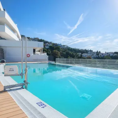 Venta de apartamento en planta media en Altos de los Monteros