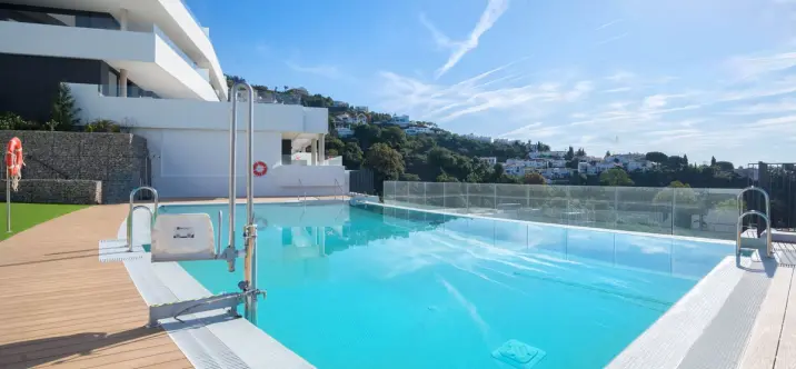 Venta de apartamento en planta media en Altos de los Monteros 1