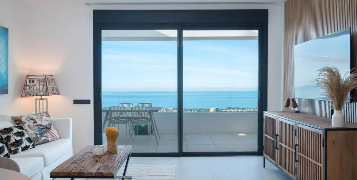 Venta de apartamento en planta media en Altos de los Monteros 3