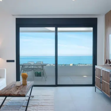 Venta de apartamento en planta media en Altos de los Monteros