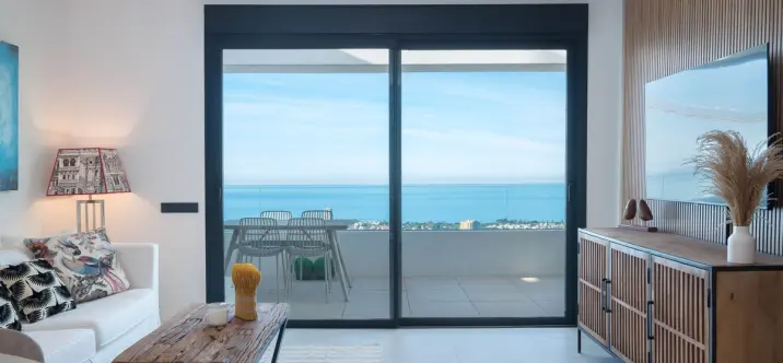 Venta de apartamento en planta media en Altos de los Monteros 2