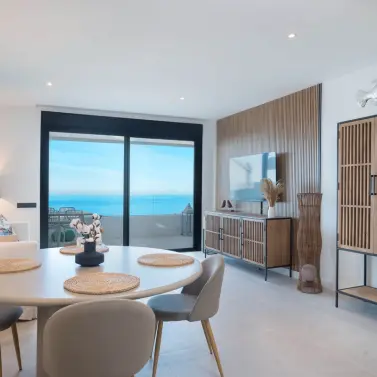 Venta de apartamento en planta media en Altos de los Monteros