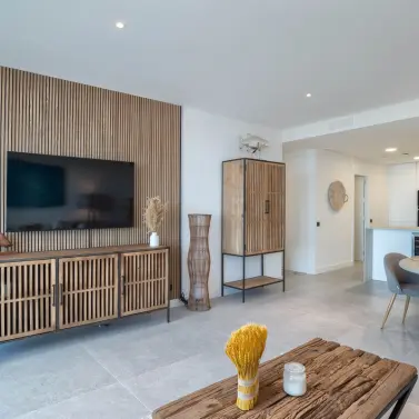 Venta de apartamento en planta media en Altos de los Monteros