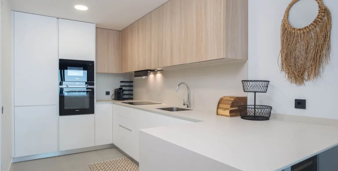 Venta de apartamento en planta media en Altos de los Monteros 6