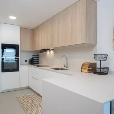 Venta de apartamento en planta media en Altos de los Monteros