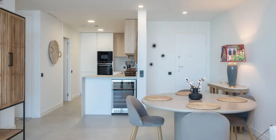 Venta de apartamento en planta media en Altos de los Monteros 8