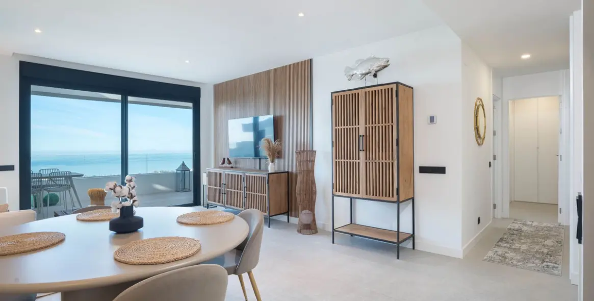 Venta de apartamento en planta media en Altos de los Monteros 9